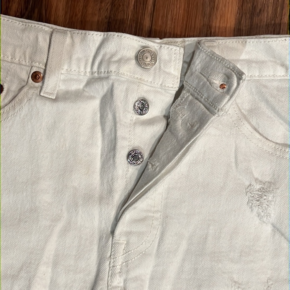 NWOT Levi’s 501 Distressed Shorts - Picture 5 of 12